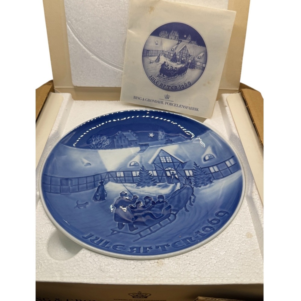Bing & Grondahl 1969 Christmas Plate Arrival‎ of Christmas Guests Jule Aften